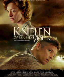 Knielen op een bed violen